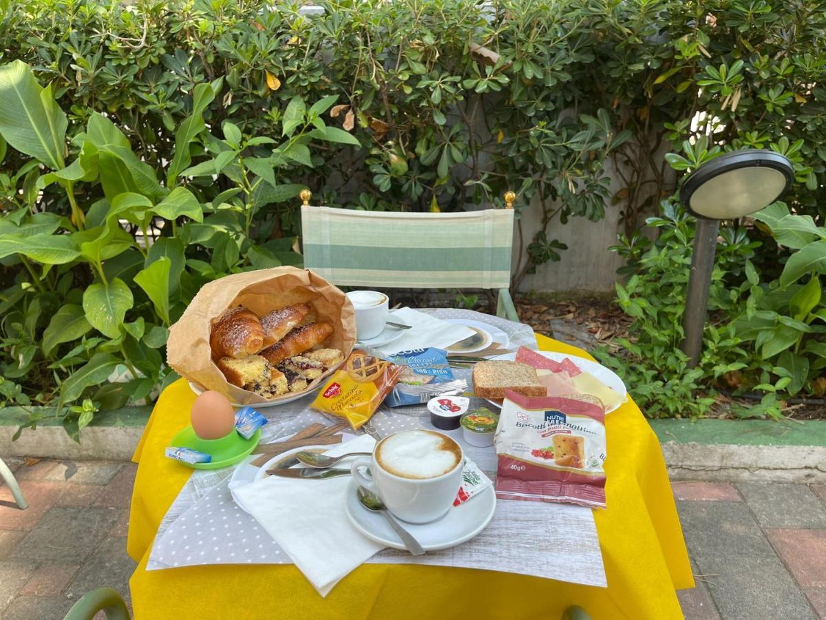 Hotel Montebello Riccione Exteriör bild