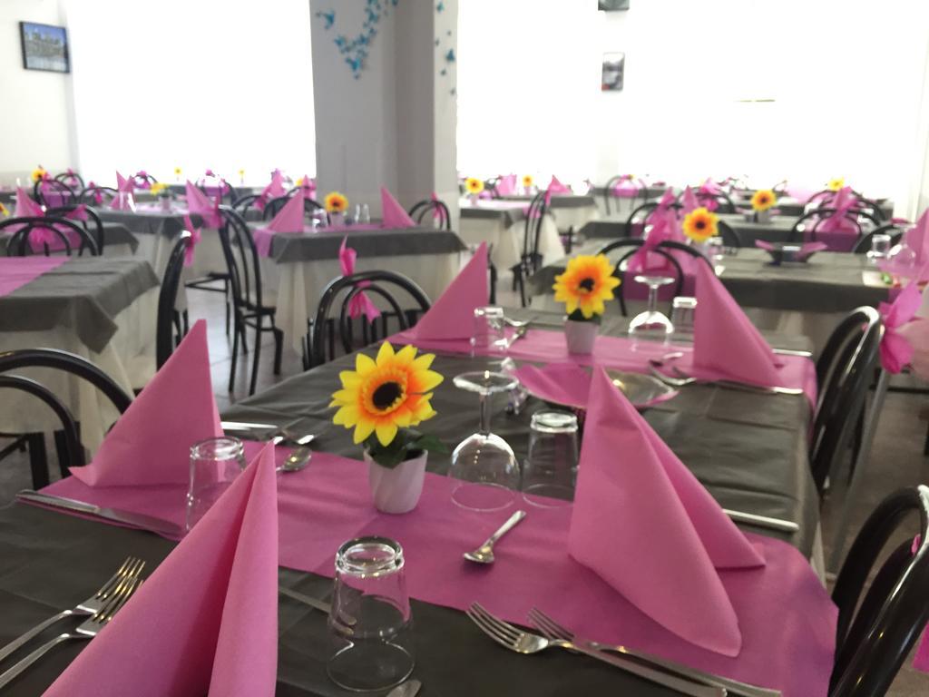 Hotel Montebello Riccione Exteriör bild