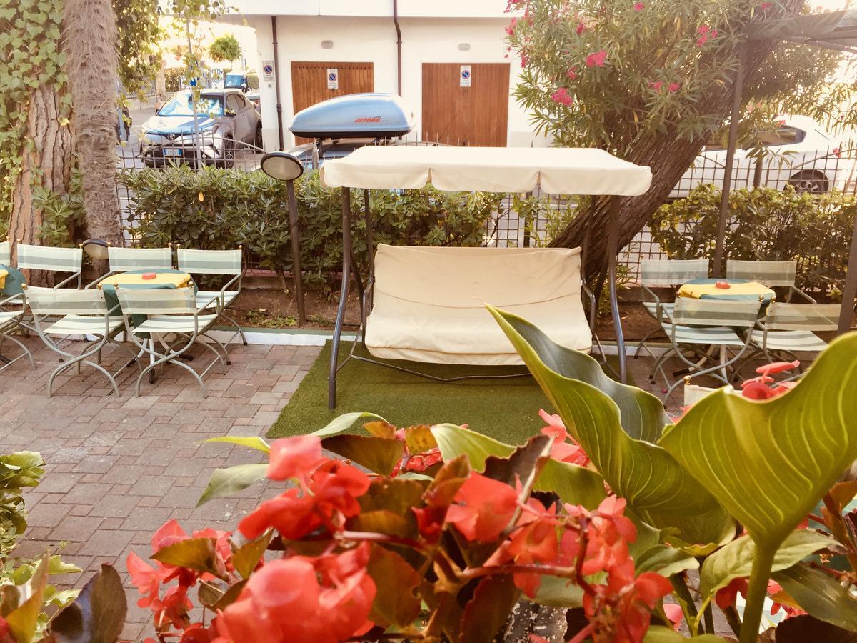 Hotel Montebello Riccione Exteriör bild